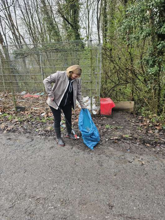 rechts und links der Straße lag sooo viel Müll in den Böschu